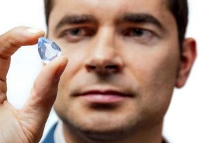 Germán Pajares es ingeniero de Minas, Gemólogo, Tasador y experto en diamantes y gemas de color.